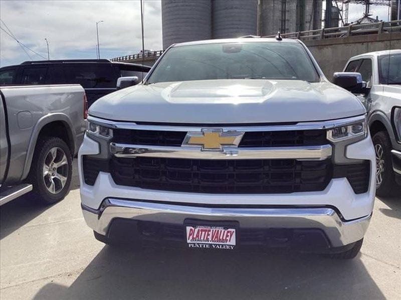 Used 2023 Chevrolet Silverado 1500 LT w/ Leather Package AWD/4WD image 2