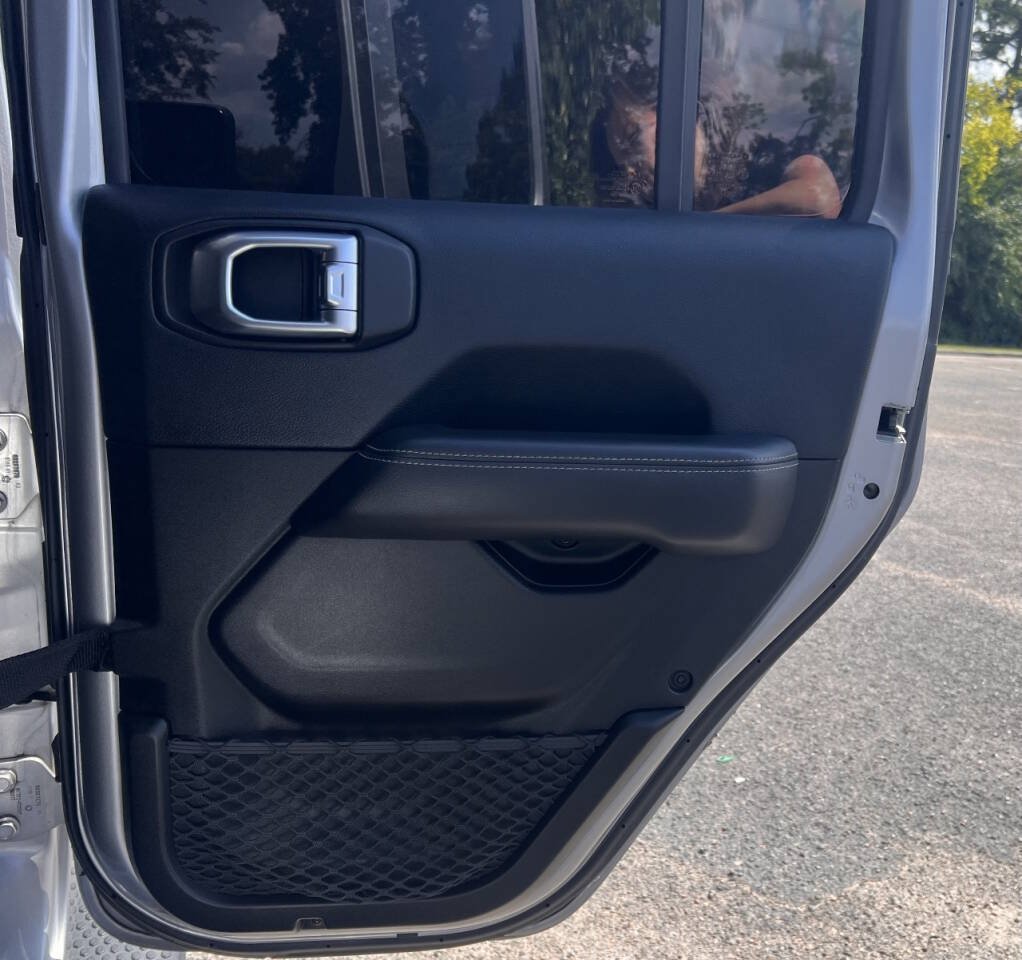 Used 2018 Jeep Wrangler Unlimited Sahara AWD/4WD image 18