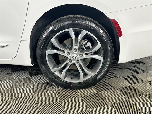 New 2026 Chrysler Pacifica Pinnacle image 17