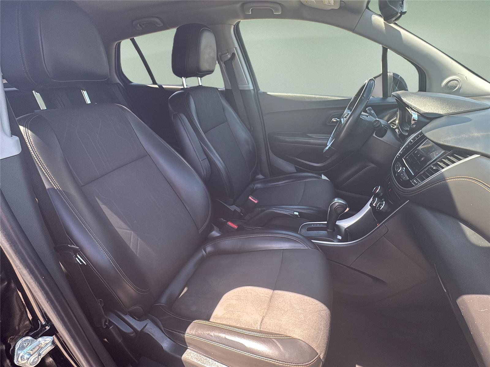 Used 2022 Chevrolet Trax LT w/ Redline Edition AWD/4WD image 19