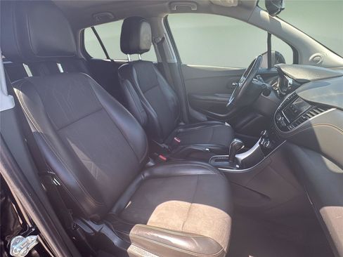 Used 2022 Chevrolet Trax LT w/ Redline Edition AWD/4WD image 19