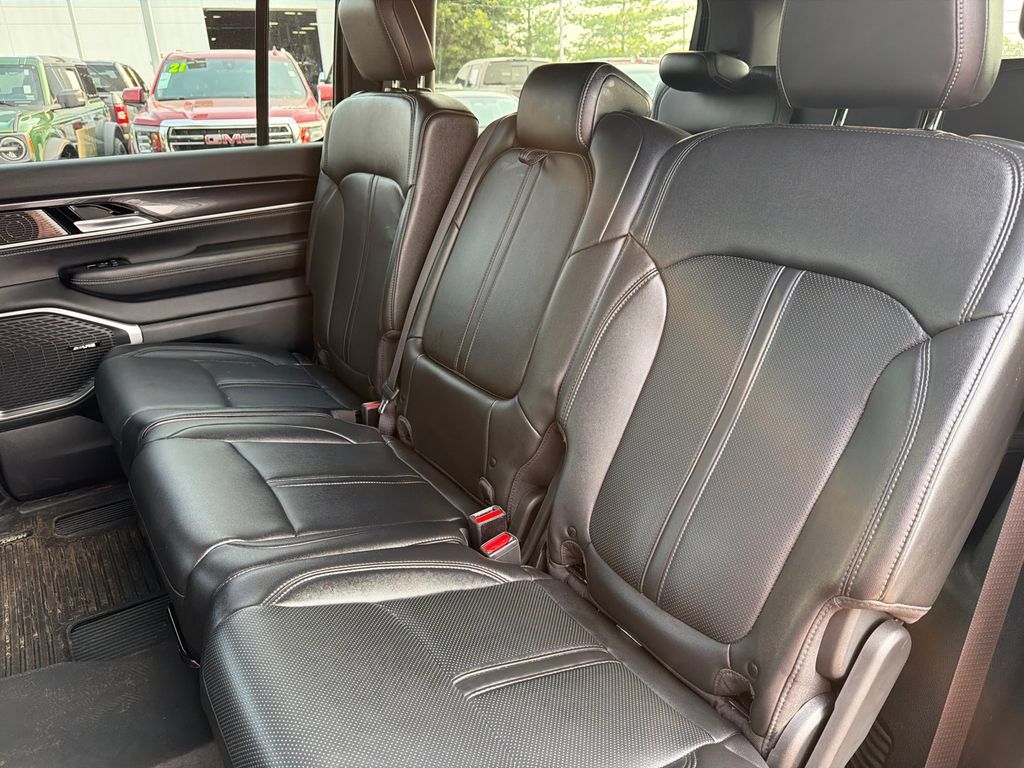 Used 2024 Jeep Wagoneer 4WD w/ Premium Group I image 15