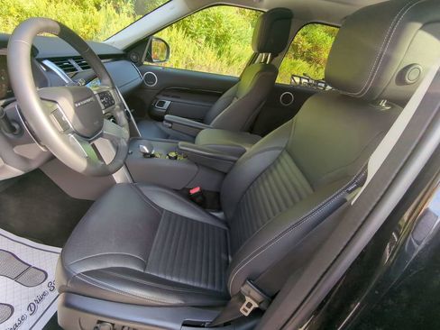 Used 2024 Land Rover Discovery S image 11