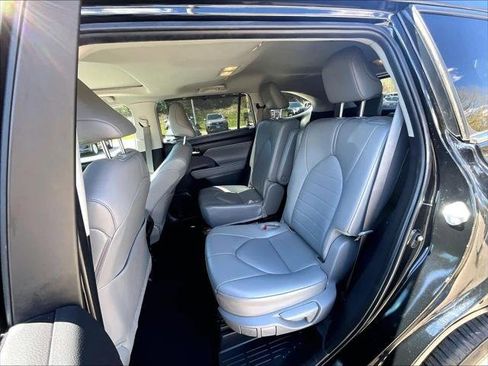 Used 2024 Toyota Highlander XLE FWD image 15