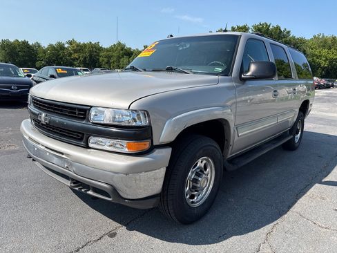 Used 2005 Chevrolet Suburban 2500 LT w/ Preferred Equipment Group AWD/4WD image 2