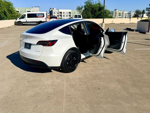 Used 2023 Tesla Model Y AWD image 36