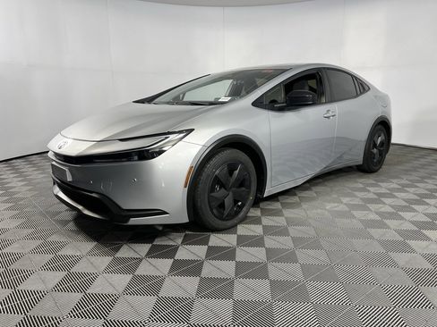 Used 2025 Toyota Prius LE image 3