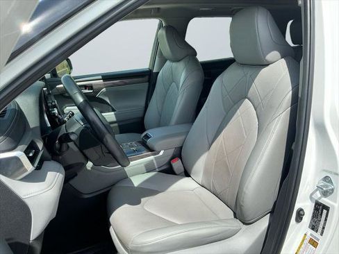 Certified 2025 Toyota Highlander Platinum AWD/4WD image 11