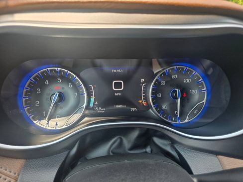 Used 2017 Chrysler Pacifica Limited w/ Tire & Wheel Group FWD image 23
