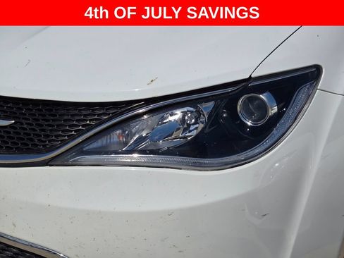 Used 2017 Chrysler Pacifica Touring-L w/ Tire & Wheel Group FWD image 18