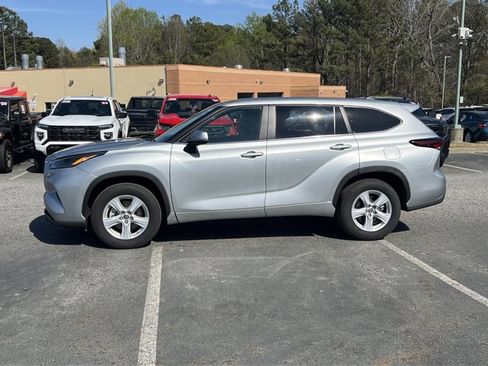 Used 2025 Toyota Highlander LE image 8