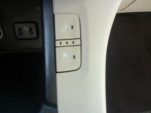 Used 2019 GMC Acadia Denali w/ Technology Package FWD image 32