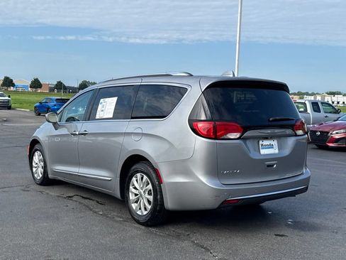 Used 2018 Chrysler Pacifica Touring-L FWD image 5