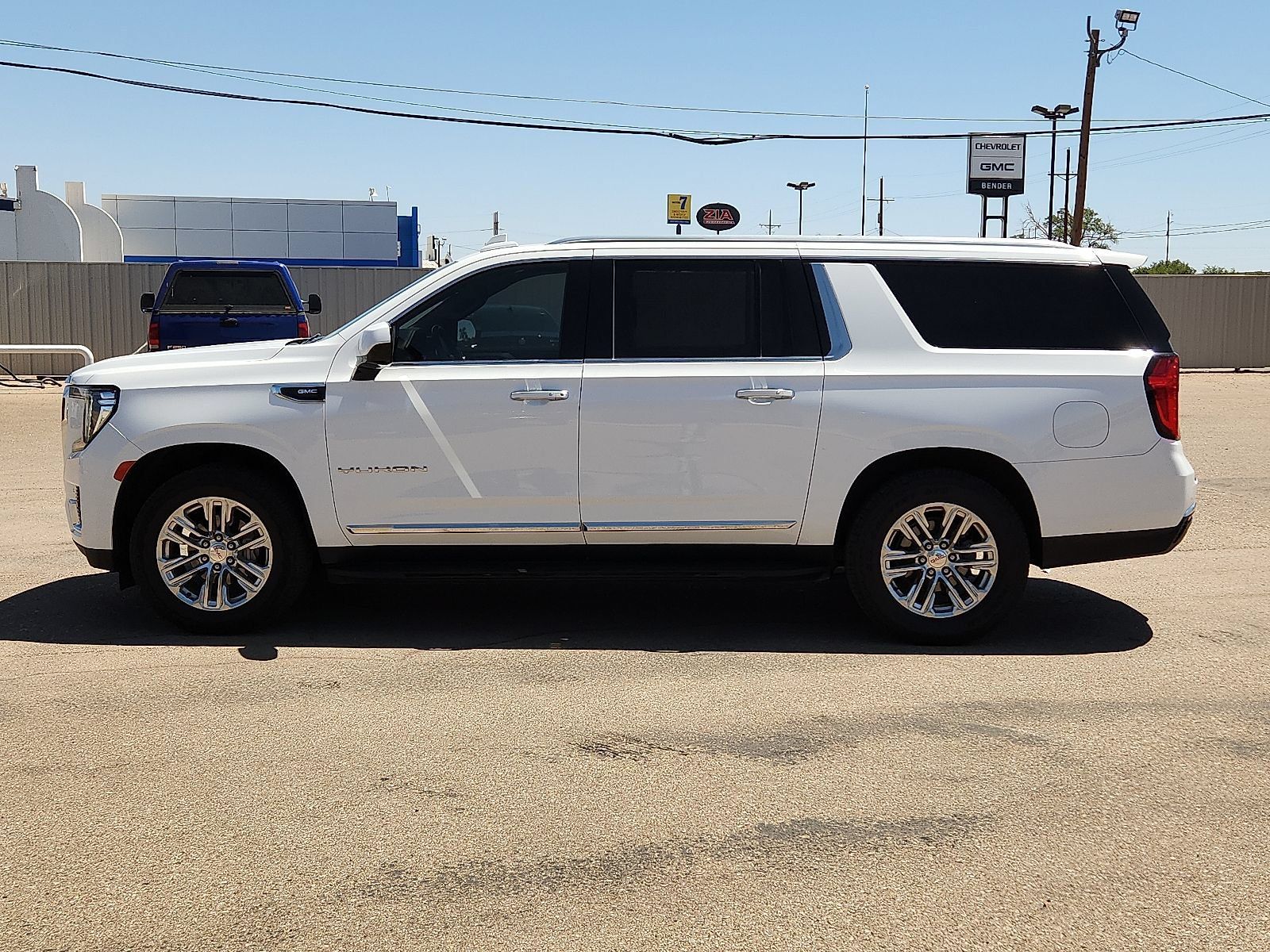 Used 2023 GMC Yukon XL SLT RWD image 2
