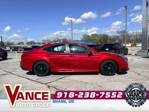 Used 2025 Toyota Camry SE w/ Convenience Package FWD image 8