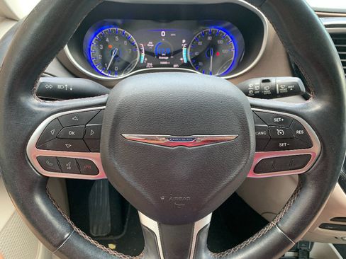 Used 2017 Chrysler Pacifica Touring-L Plus FWD image 9