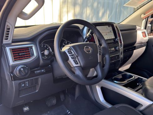 Used 2021 Nissan Titan SV w/ SV Convenience Package RWD image 12