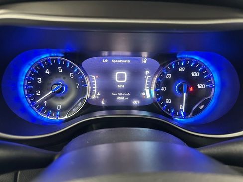 Used 2022 Chrysler Pacifica Touring-L image 5