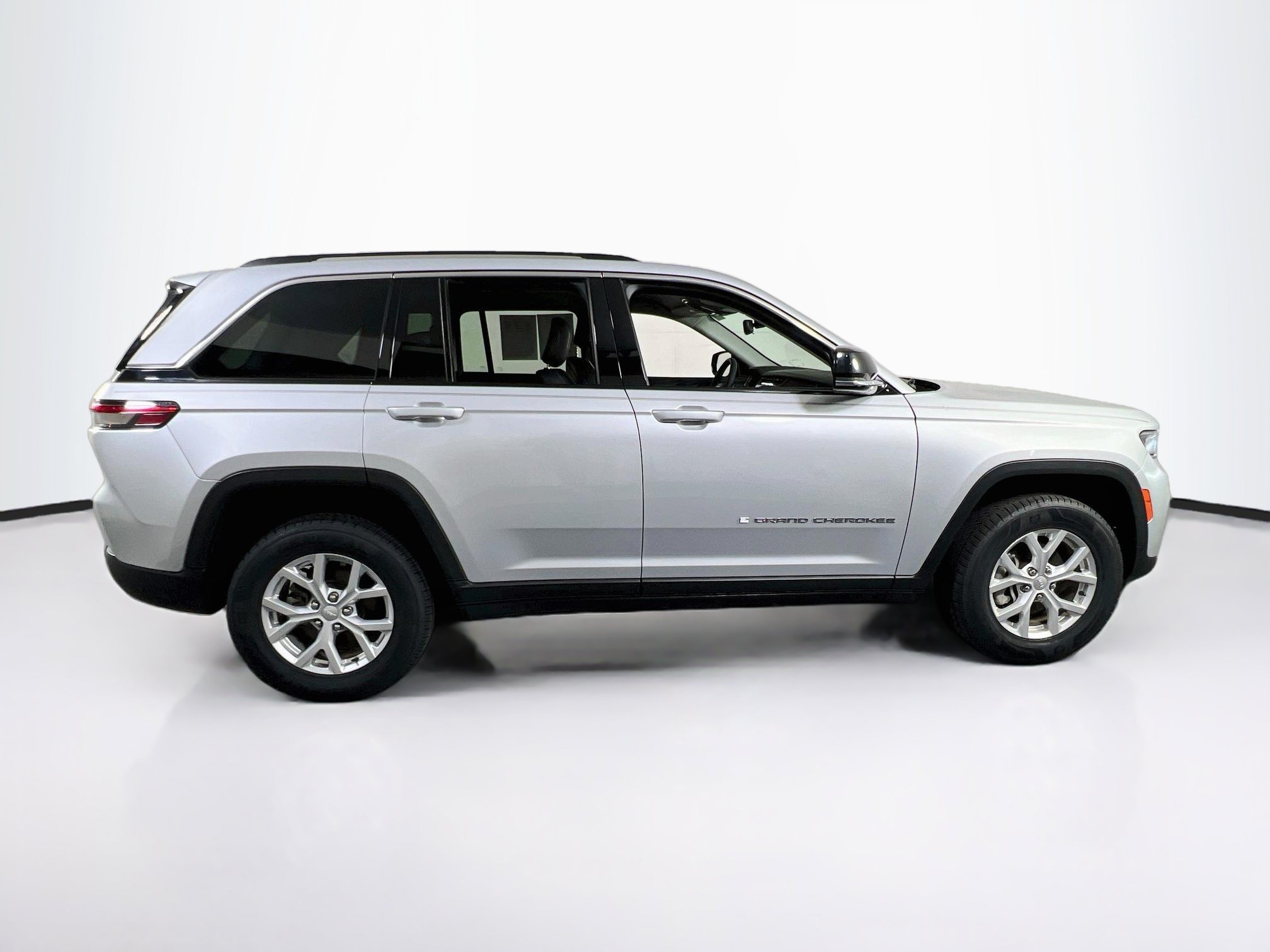 Used 2023 Jeep Grand Cherokee Limited AWD/4WD image 4
