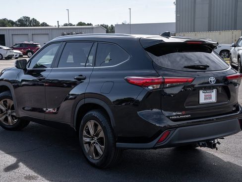 Certified 2023 Toyota Highlander Bronze Edition image 3