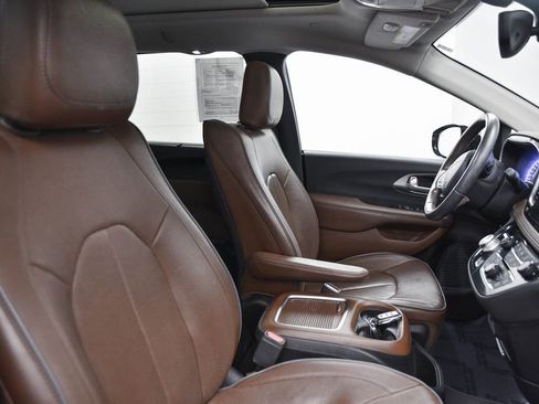 Used 2017 Chrysler Pacifica Limited image 16