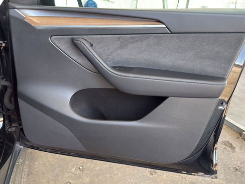 Used 2024 Tesla Model Y Long Range AWD/4WD image 31