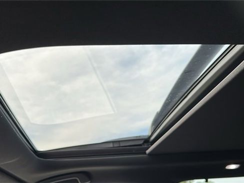 Used 2025 Honda Pilot TrailSport image 12