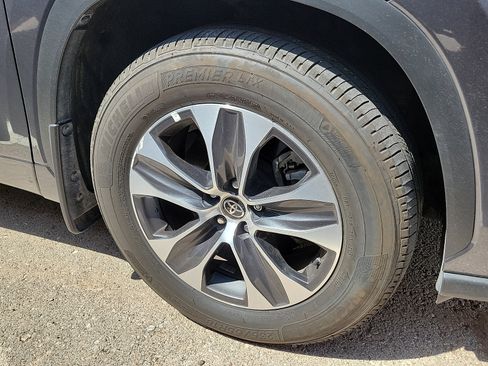 Used 2024 Toyota Highlander XLE AWD/4WD image 5