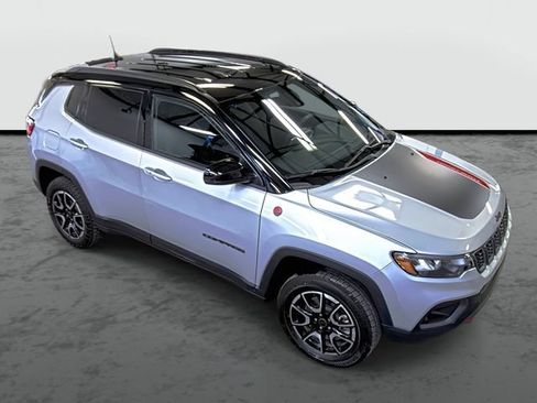 Used 2025 Jeep Compass Trailhawk AWD/4WD image 5