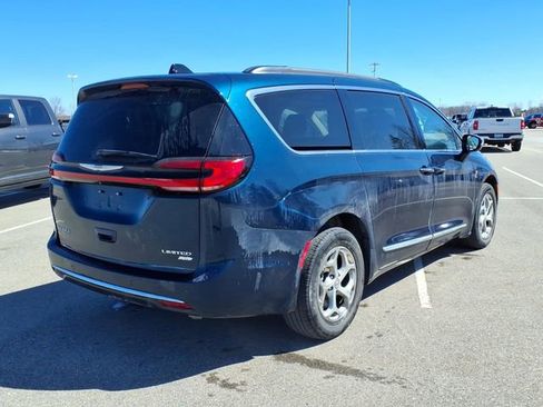 Used 2023 Chrysler Pacifica Limited w/ Uconnect Theater Family Group image 3