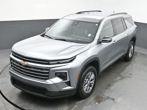 Used 2025 Chevrolet Traverse LT image 21