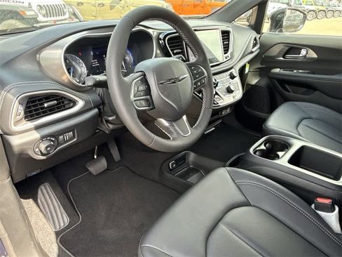 New 2025 Chrysler Pacifica Select image 2