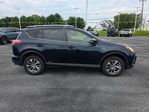 Used 2017 Toyota RAV4 XLE w/ Convenience Package AWD/4WD image 4