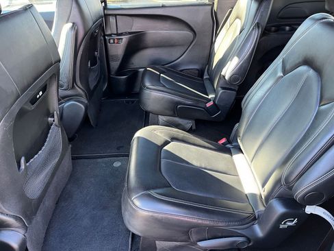 Used 2025 Chrysler Pacifica Select image 23