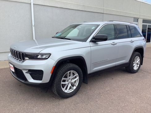 Used 2022 Jeep Grand Cherokee Altitude AWD/4WD image 2