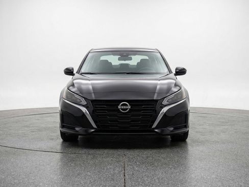 Used 2025 Nissan Altima 2.5 SV FWD image 2