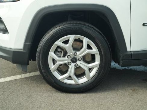 Used 2025 Jeep Compass Latitude AWD/4WD image 11