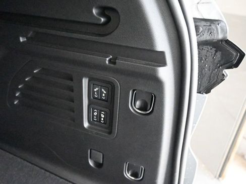 Used 2025 Buick Enclave Preferred w/ Power Package image 23