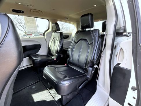 Used 2023 Chrysler Pacifica Touring-L image 20