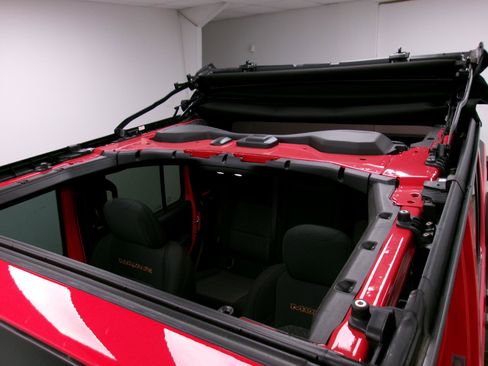 Used 2024 Jeep Gladiator Mojave w/ Technology Group image 4