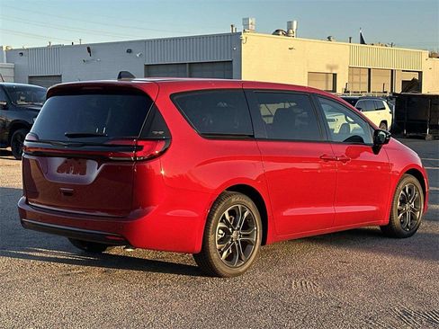 New 2026 Chrysler Pacifica Select image 3