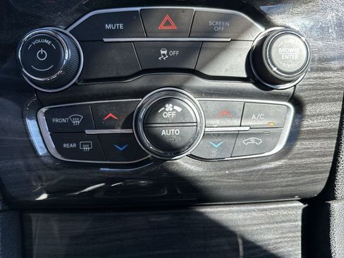 Used 2017 Chrysler 300 Limited image 16