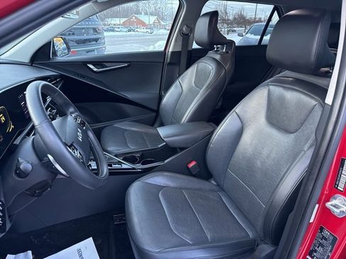 Used 2023 Kia Niro SX image 11
