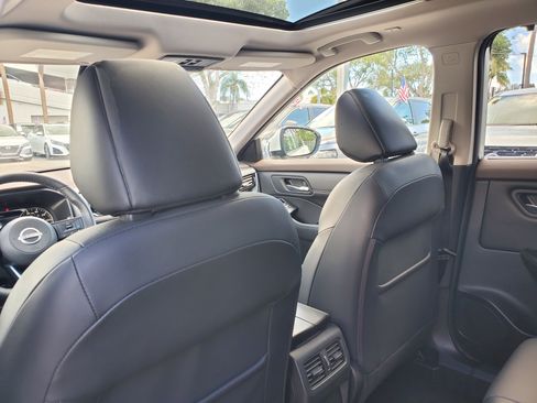 Used 2022 Nissan Rogue SV w/ SV Premium Package image 14