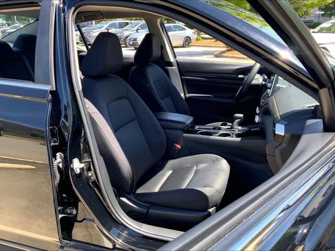 Used 2024 Nissan Altima 2.5 SV FWD image 9