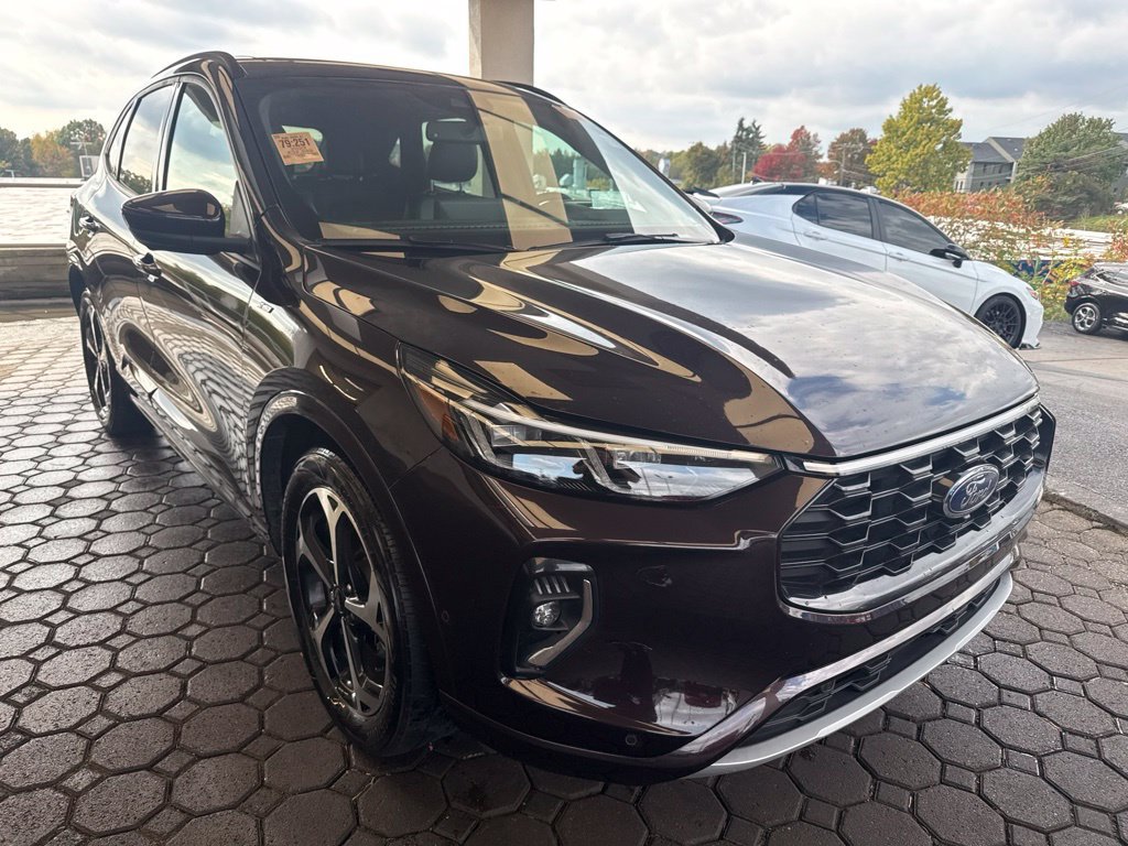 Used 2023 Ford Escape ST-Line Elite w/ Premium Technology Package AWD/4WD image 4