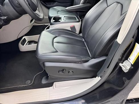 Used 2023 Chrysler Pacifica Touring-L FWD image 6