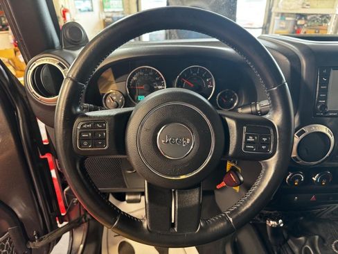 Used 2014 Jeep Wrangler Unlimited Sahara w/ Connectivity Group AWD/4WD image 16