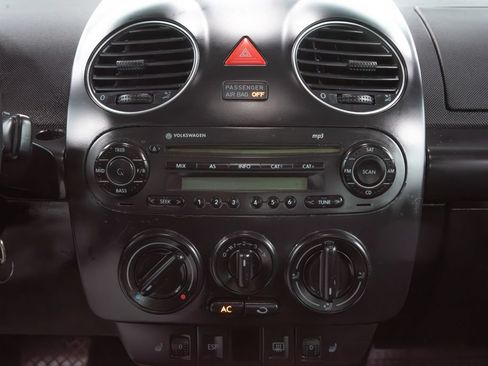 Used 2010 Volkswagen Beetle Coupe FWD image 18