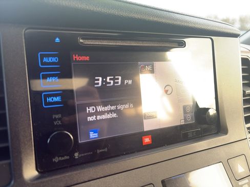 Used 2017 Toyota Sienna Limited Premium image 9